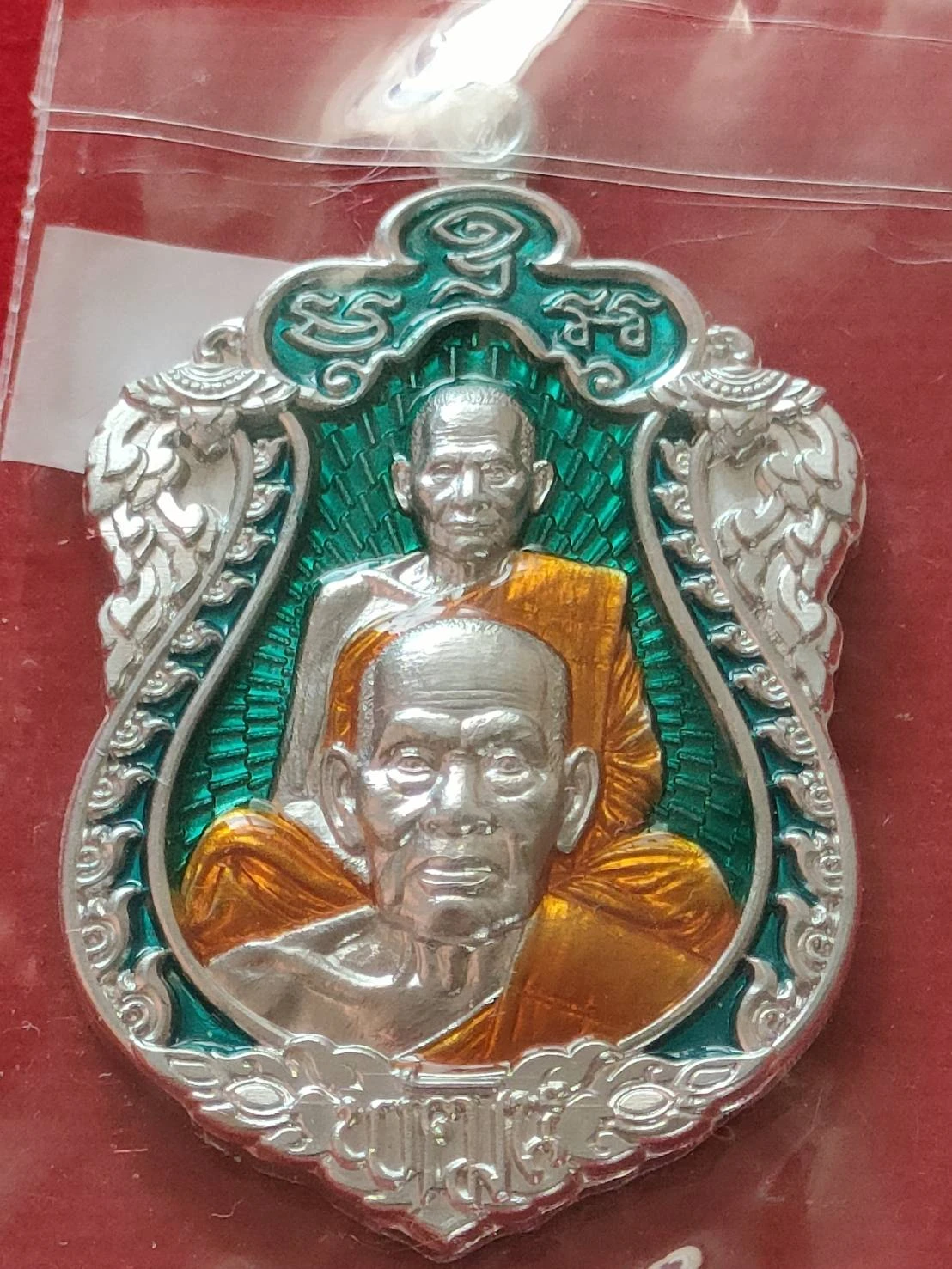 P80 เหรียญพุดซ้อนเทพพยัคฆ์ หลวงพ่อพัฒน์ วัดห้วยด้วน ปี64 เหนือปีกเครื่องบิน ลงยาพื้นฟ้าลงยาจีวร เลข4790 มีกล่อง