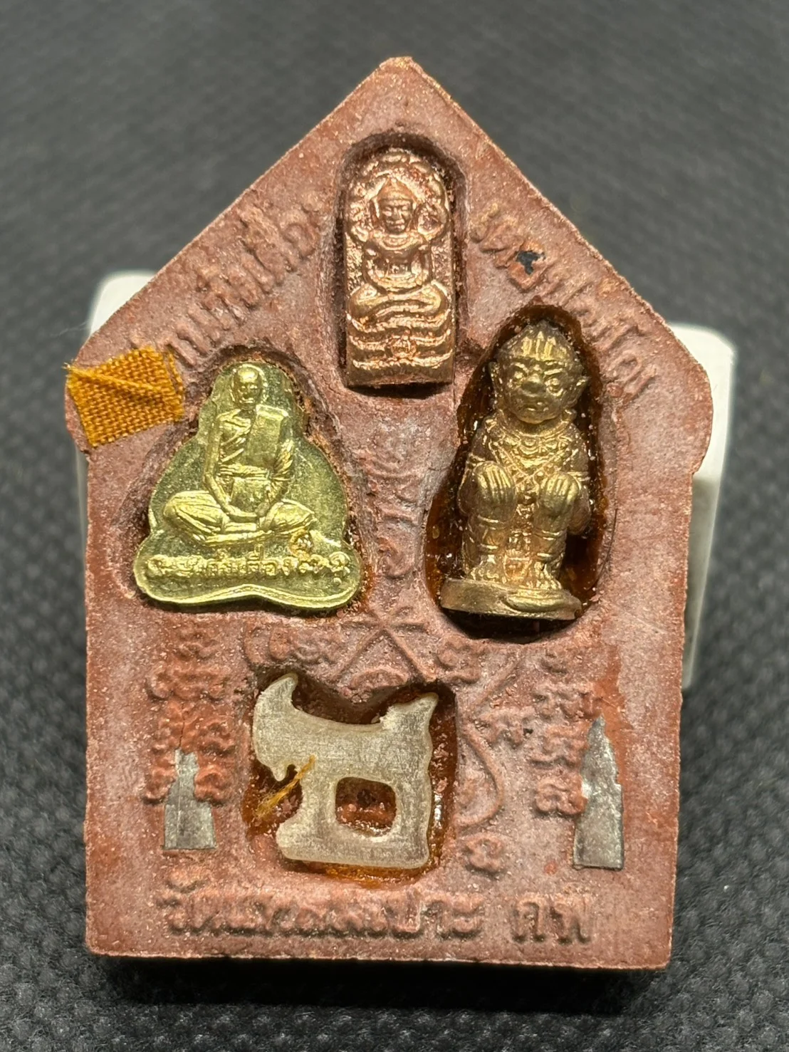 ขุนแผนพรายกุมาร ก๊งเตื่อง เตชปญโญ หลังมวลสาร ตะกรุดเงินคู่ แพะเขาควายเผือก หนุมาน ปรกมะขาม พระปิดตา จีวร พลอย หมายเลข 1185 พร้อมกล่องเดิม