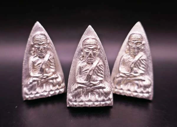 ## 3 องค์ ## หลวงปู่ทวด พิมพ์เตารีดใหญ่ 2 หน้า (กรรมการ) นวะพรายเงิน สมเด็จพระสังฆราช วัดบวรนิเวศวิหาร ปี 2536 พร้อมกล่องเดิม