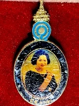 เหรียญเข็มกลัด สมเด็จพระพี่นางเธอ กรมหลวงนราธิวาสราชนครินทร์  ในกล่องกำมะหยี่เดิม