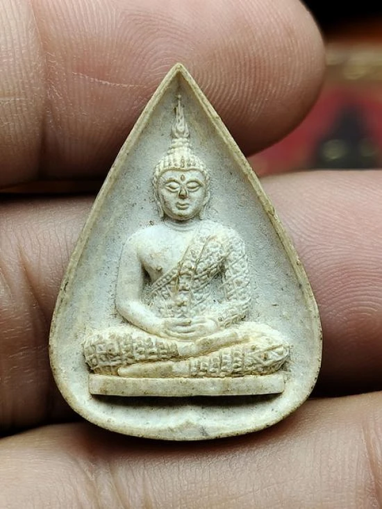 พระแก้วมรกต พิมพ์ทรงเครื่องฤดูฝน เนื้อผง หลัง ภปร. ปี 2530