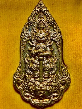 เหรียญท้าวเวสสุวรรณ รุ่นคลังสมบัติ พิมพ์ใหญ่ หลวงพ่อพัฒน์ ปุญญกาโม วัดห้วยด้วน จ.นครสวรรค์ ๒๕๖๒  ในกล่องใหญ่เดิม