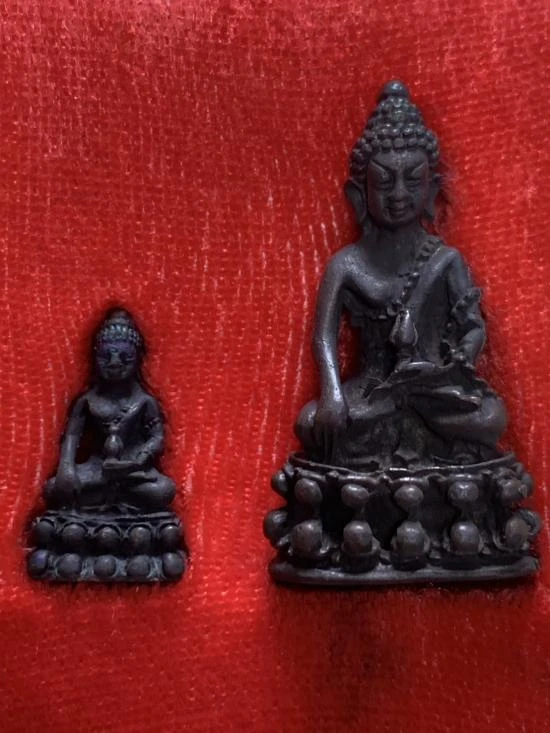 พระกริ่ง พระชัยวัฒน์นันทิโย รุ่น 1 " รวยล้นเหลือ " หลวงพ่อแดง วัดอินทราราม สมุทรสงคราม เนื้อโลหะรมดำ พร้อมกล่องเดิม