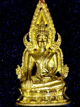 องค์หล่อพระพุทธชินราช ประวัติศาสตร์ ะงชัยจอมราชัน  พิธีมหาพุทธาภิเษก วัดนางพญา พิษณุโลก ประธานจุดเทียนชัย สมเด็จพระมหารัชมงคลมุนี(ธงชัย) วัดไตรมิตรฯ ประธานฝ่ายฆราวาส อ.ต้อย เมืองนนท์ ประธานฝ่ายสงฆ์ พระครูจิตธรรมวิมล เจ้าอาวาสวัดนางพญา พ.ศ. ๒๕๖๓  ในกล่องเด