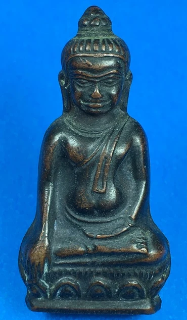 เริ่มแดงแรก 200-.พระหูยาน รุ่นปืนแตก วัดราชบพิธ ปี2513 หลัง ภปร. เนื้อทองแดงรมดำ จ.กรุงเทพ