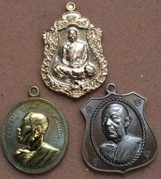 ชุดเหรียญ หลวงปู่สูนย์ จันทวัณโณ วัดป่าอิสระธรรม จ.สกลนคร 3เหรียญครับ