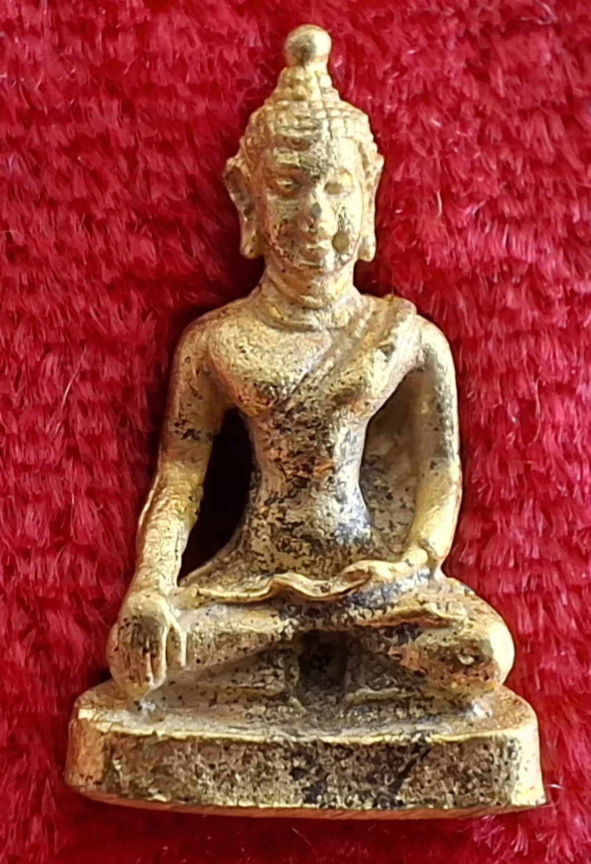 50บาท...รูปหล่อพระเชียงแสนสิงห์๑ วัดพระแก้ว อ.เมือง จ.เชียงรายค่ะ
