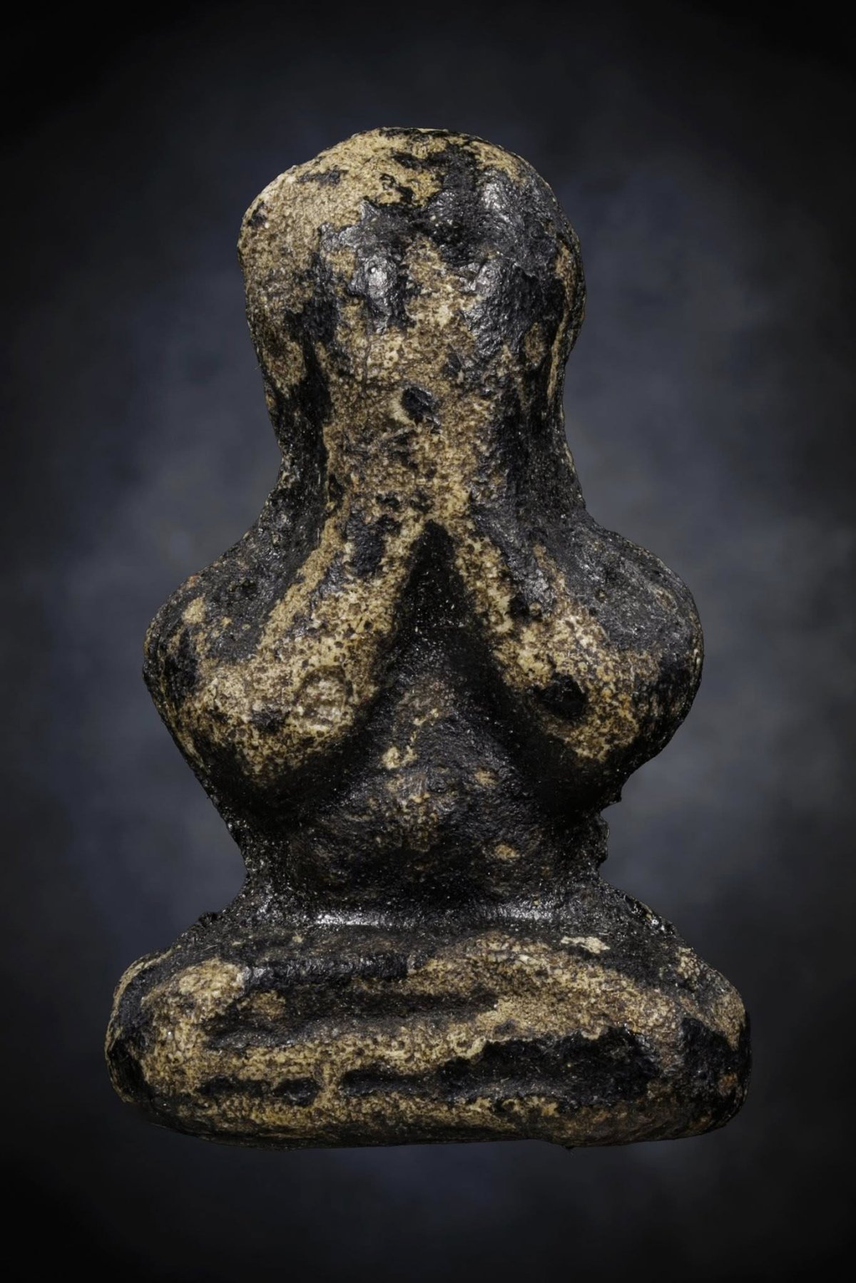 พระปิดตา พิมพ์ชลูดจิ๋วแข้งขนาน หลวงพ่อทองสุข ปี 2500-ปี 2515 เนื้อผงจุ่มรัก วัดสะพานสูง จ.นนทบุรี หายากมากๆ