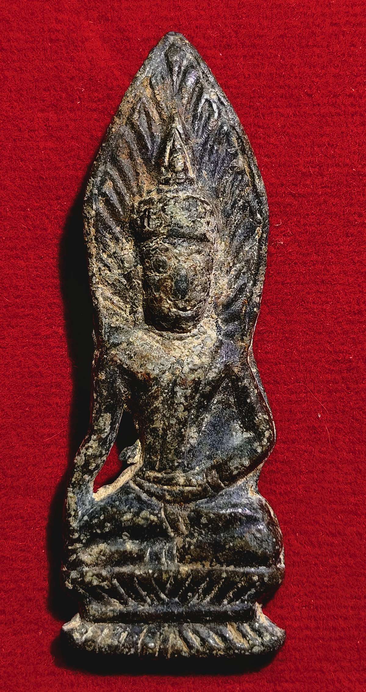 พระเชียงแสน พิมพ์ใบข้าว เนื้อตะกั่วสนิมแดง จ.เชียงราย, พุทธศตวรรษที่ 17-18