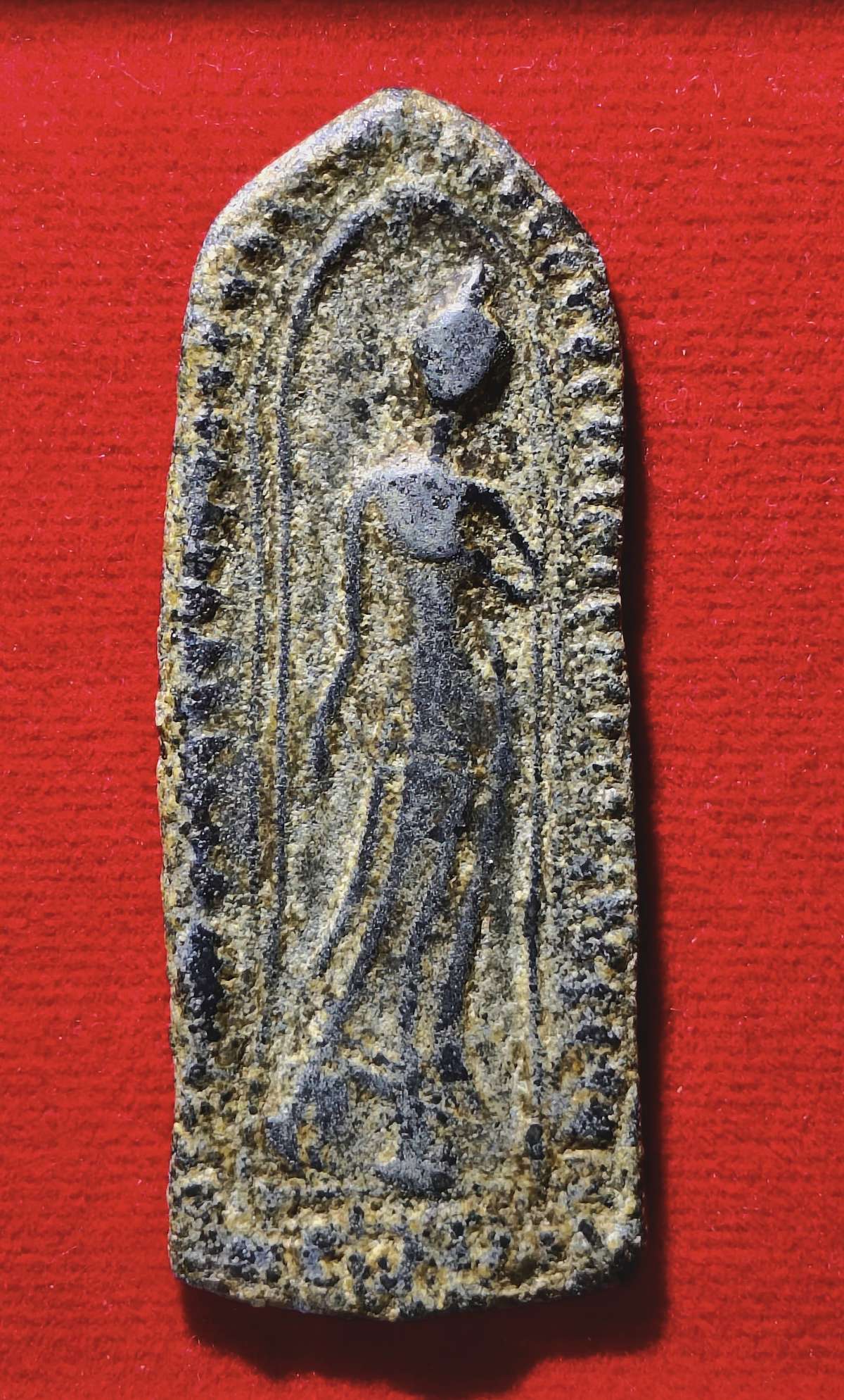 พระลีลา กรุวัดท่าการ้อง พิมพ์บัวตูม หลังเข็ม เนื้อชินอุทุมพร จ.สุพรรณบุรี