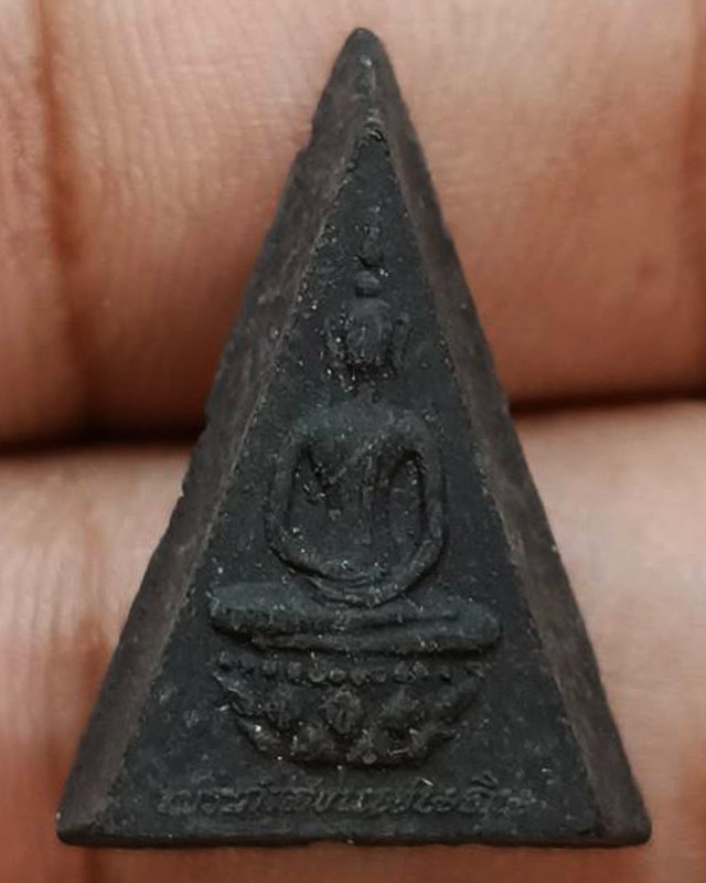 9.พระกำลังแผ่นดิน พิมพ์คะแนน (เล็ก) มวลสารจิตรลดา ในหลวงครองราชครบ 50 พรรษา พ.ศ. 2539 สร้างน้อยหายาก พร้อมกล่องเดิม