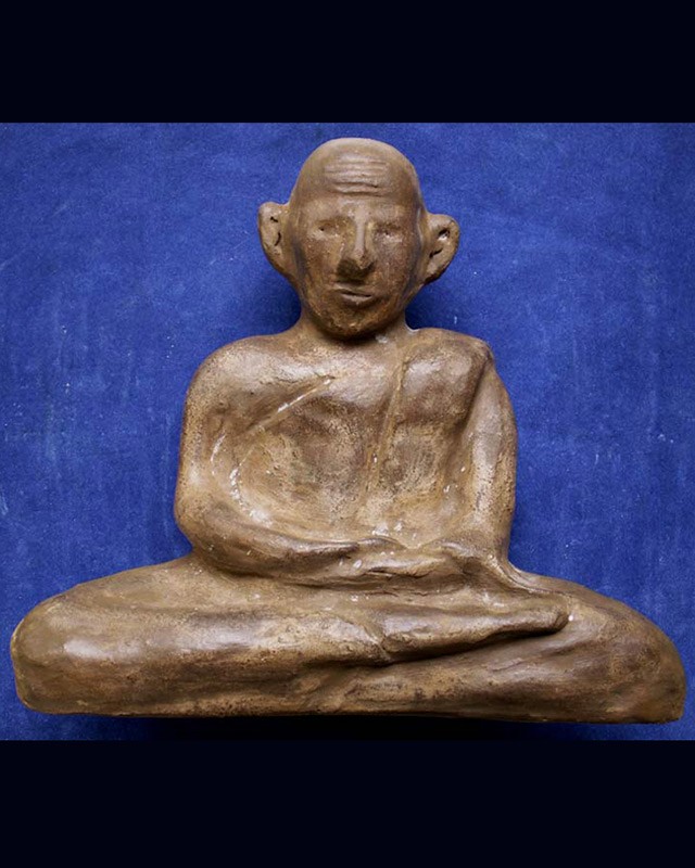 พระบูชาเกจิไม่ทราบที่ เนื้อดินผสมผง มีกลิ่นหอม หน้าตัก 9 นิ้ว บ้านๆเก่าเก็บหลายสิบปี