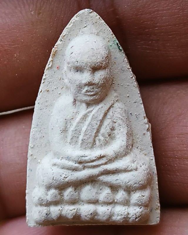 6.หลวงปู่ทวดเนื้อผง รุ่นตำหนักทอง หลวงปู่ทอง สุสังวโร วัดป่ากอสุวรรณ จ.สงขลา พ.ศ. 2540