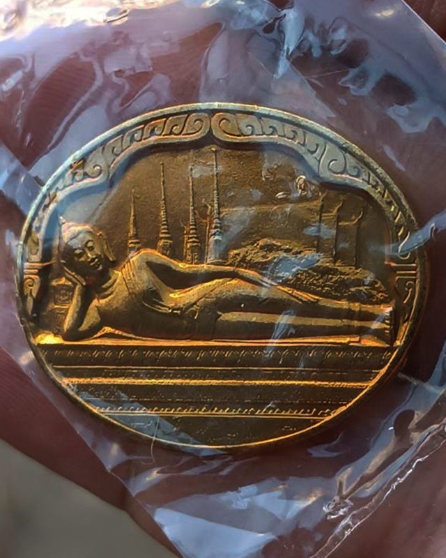 31.เหรียญพระนอน หลัง ภปร. พิธีใหญ่วัดโพธิ์ ฉลองในหลวงพระชนมายุครบ 5 รอบ พ.ศ. 2530 ไม่ผ่านการใช้ ซองเดิมๆ