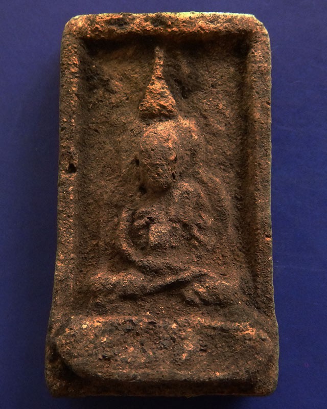 2.หลวงปู่ทวดเนื้อว่าน พิมพ์สี่เหลี่ยม สูง 3.5 ซ.ม. เก่าเก็บหลายสิบปี  เก็บอยู่ในตลับมานานจนด้านหลังติดกระดาษแดงที่รองตลับ