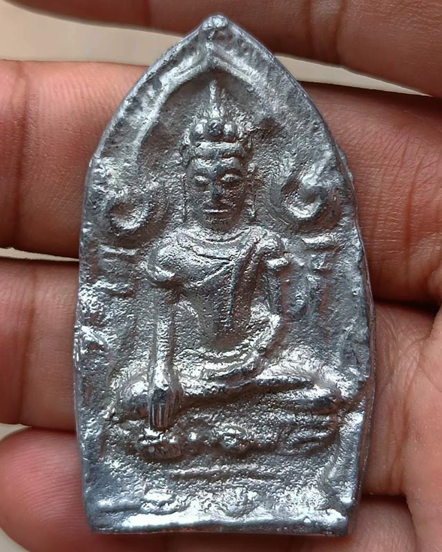 6.พระยอดขุนพลหล่อพิมพ์อยุธยา หลวงพ่อฑูรย์ วัดโพธินิมิตร เนื้อชิน พ.ศ. 2527  สูง 5 ซ.ม. สร้างจากเนื้อชินกรุเก่าที่ชำรุดแตกหัก