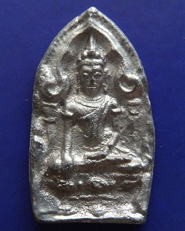 9.พระยอดขุนพลหล่อพิมพ์อยุธยา หลวงพ่อฑูรย์ วัดโพธินิมิตร เนื้อชิน พ.ศ. 2527 สูง 5 ซ.ม. สร้างจากเนื้อชินกรุเก่าที่ชำรุดแตกหัก