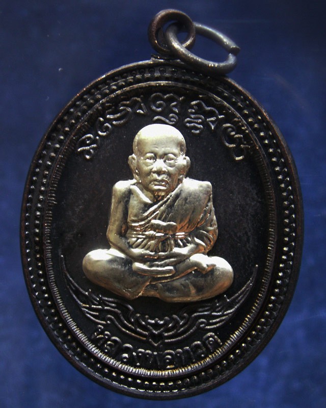 กรรมการ !!! เลข 74...เหรียญหลวงปู่ทวด หลังพ่อท่านเขียว วัดห้วยเงาะ รุ่นกิตติคุโณ 82 เนื้อทองแดงรมดำหน้า-หลังอัลปาก้า โค้ด-เลข พร้อมกล่องเดิม พ.ศ. 2553 สร้างแจกกรรมการ 999 องค์