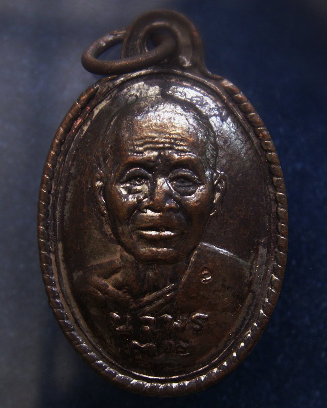 28.เหรียญนวพร (หลังเต่า) หลวงพ่อคูณ วัดบ้านไร่ ศูนย์การทหารปืนใหญ่สร้างถวาย ตอกโค้ด พ.ศ. 2537 พร้อมกล่องเดิม