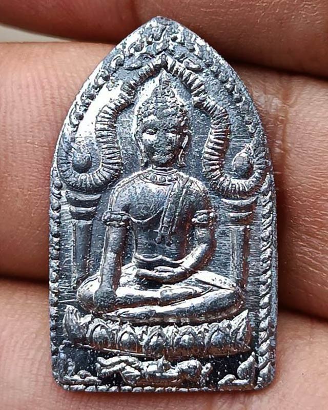 16.พระยอดขุนพลปั๊ม หลวงพ่อฑูรย์ วัดโพธินิมิตร เนื้อชินพิมพ์เล็ก พ.ศ. 2527 สูง 3 ซ.ม. สร้างจากเนื้อชินกรุเก่าที่ชำรุดแตกหัก