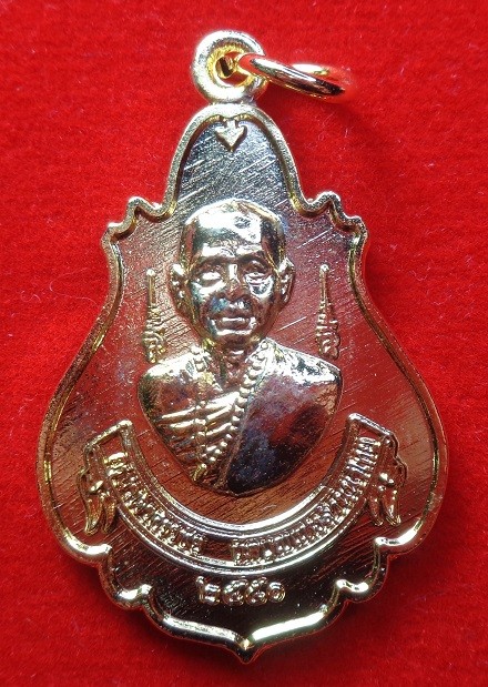 เหรียญครูบาศรีวิชัย วัดพระมหาชินธาคุเจ้าดอยตุง อ.แม่สาย จ.เชียงราย รุ่นบูรณะพระธาตุ เนื้อกะไหล่ทอง พร้อมกล่องเดิมจากวัดสวยครับ