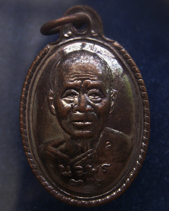 9.เหรียญนวพร (หลังเต่า) หลวงพ่อคูณ วัดบ้านไร่ ศูนย์การทหารปืนใหญ่สร้างถวาย ตอกโค้ด พ.ศ. 2537 พร้อมกล่องเดิม