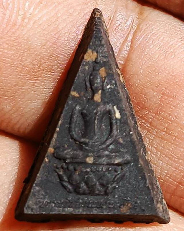 10.พระกำลังแผ่นดิน พิมพ์คะแนน (เล็ก) มวลสารจิตรลดา ในหลวงครองราชครบ 50 พรรษา พ.ศ. 2539 สร้างน้อยหายาก พร้อมกล่องเดิม