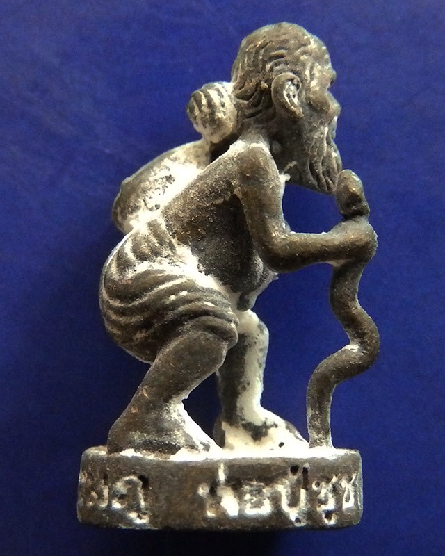 5.พ่อปู่ชูชกเทพขอได้ รุ่นแรก หลวงปู่คำบุ วัดกุดชมภู พ.ศ. 2553 เนื้อทองทิพย์ ยิงโค๊ด-เลข พร้อมกล่องเดิม