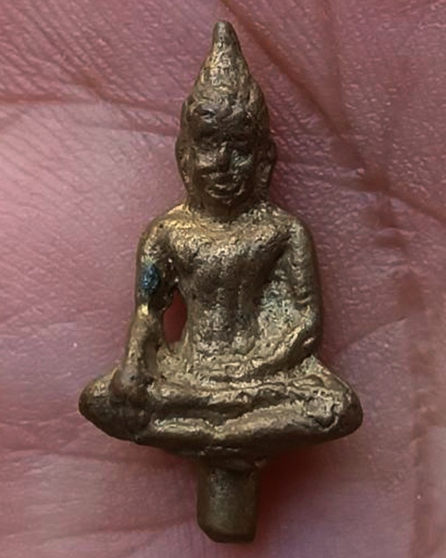 พระยอดธงหล่อโบราณพิมพ์เล็ก หลวงพ่อครึ้ม วัดคลองสวน จ.สมุทรปราการ ปี 2507 เนื้อทองผสม จมูกโด่งมีหน้าตานิ้วชัด สร้างน้อย สภาพสวยมาก