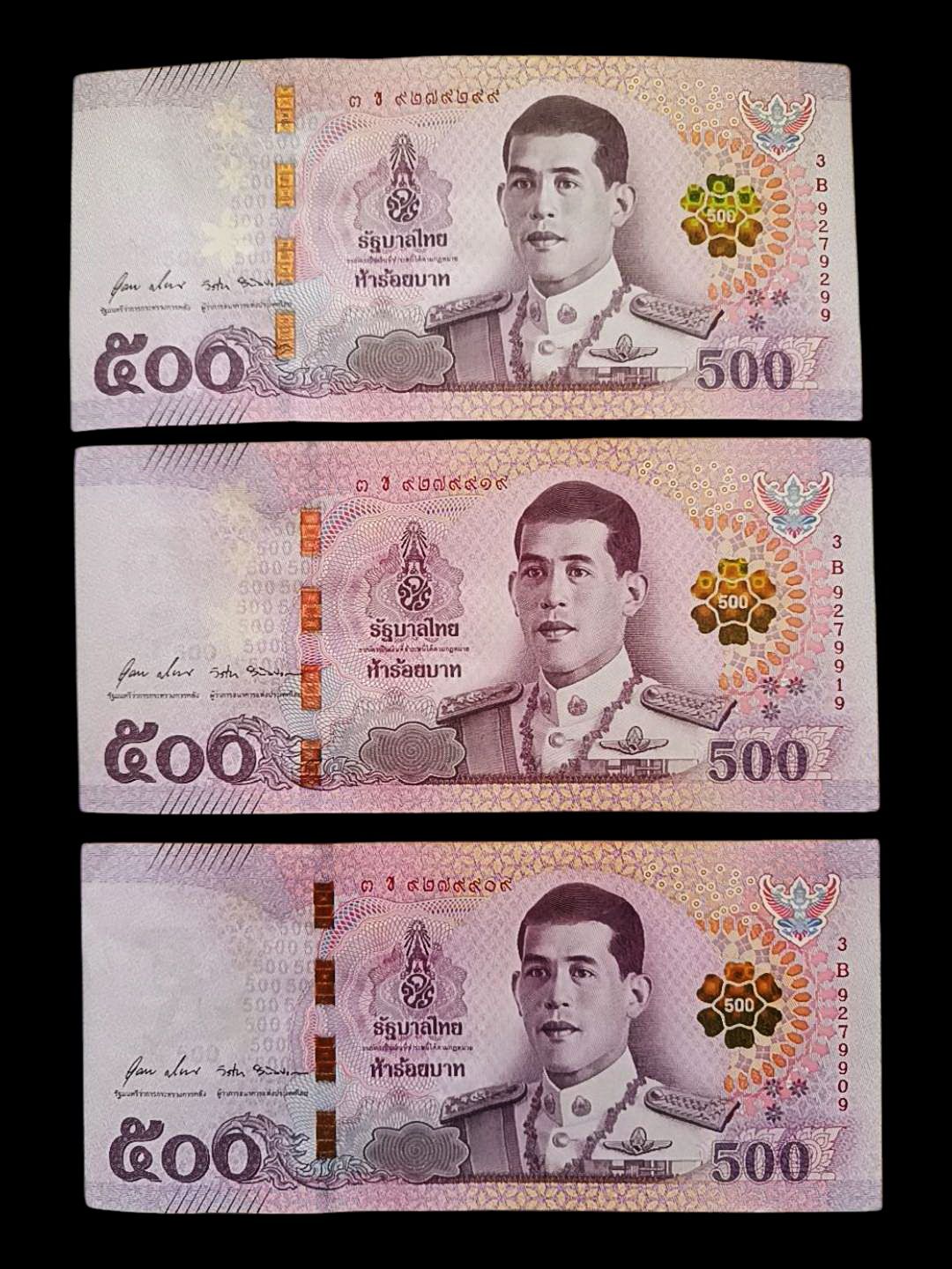 ธนบัตรชุดแรกในรัชกาลที่ 10 ราคา 500 บาท เป็นแบบที่ 17 เลข 9 หน้า 9 หลัง พร้อมกัน 3 ใบ สภาพUNC 2 ใบ+มีรอยพับเล็กน้อย 1 ใบ