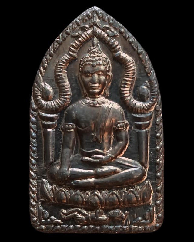 12.พระยอดขุนพลปั๊ม หลวงพ่อฑูรย์ วัดโพธินิมิตร เนื้อชินพิมพ์เล็ก พ.ศ. 2527 สูง 3 ซ.ม. สร้างจากเนื้อชินกรุเก่าที่ชำรุดแตกหัก