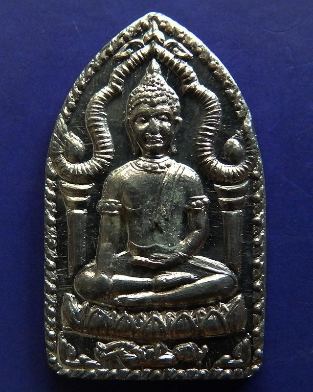 11.พระยอดขุนพลปั๊ม หลวงพ่อฑูรย์ วัดโพธินิมิตร เนื้อชินพิมพ์เล็ก พ.ศ. 2527 สูง 3 ซ.ม. สร้างจากเนื้อชินกรุเก่าที่ชำรุดแตกหัก