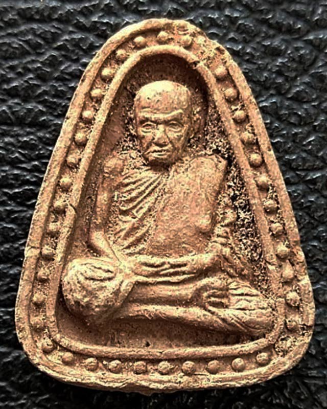 1.หลวงพ่อเขียน วัดสำนักขุนเณร จ.พิจิตร พิมพ์จอบไข่ปลาใหญ่ รุ่นสร้างซุ้มประตู เนื้อดินผสมผง พ.ศ. 2559