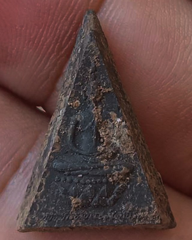 15.พระกำลังแผ่นดิน พิมพ์คะแนน (เล็ก) มวลสารจิตรลดา ในหลวงครองราชครบ 50 พรรษา พ.ศ. 2539 สร้างน้อยหายาก พร้อมกล่องเดิม