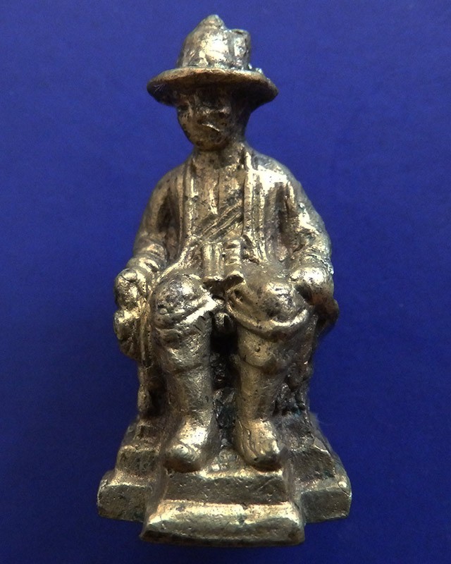 รูปหล่อพระเจ้าตากสิน เนื้อทองดอกบวบ เจ้าคุณศรี (สนธิ์) วัดสุทัศน์ พ.ศ. 2494 มีหน้าตา จมูก ปากครบ น้ำทองกระจาย