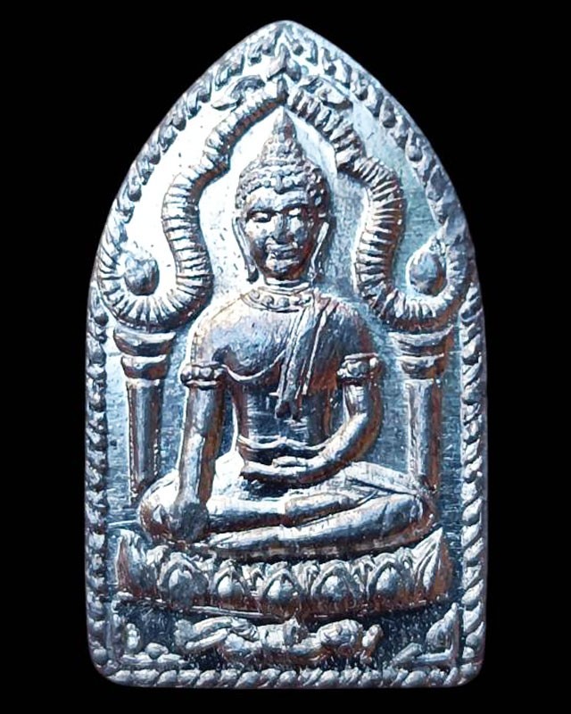 6.พระยอดขุนพลปั๊ม หลวงพ่อฑูรย์ วัดโพธินิมิตร เนื้อชินพิมพ์เล็ก พ.ศ. 2527 สูง 3 ซ.ม. สร้างจากเนื้อชินกรุเก่าที่ชำรุดแตกหัก