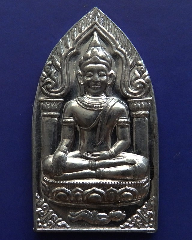 11.พระยอดขุนพลปั๊มพิมพ์สุพรรณ หลวงพ่อฑูรย์ วัดโพธินิมิตร เนื้อชินพิมพ์ใหญ่ พ.ศ. 2527 สูง 5.7 ซ.ม. สร้างจากเนื้อชินกรุเก่าที่ชำรุดแตกหัก