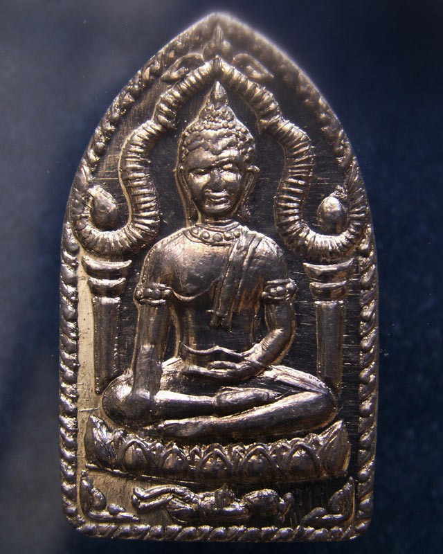 19.พระยอดขุนพลปั๊ม หลวงพ่อฑูรย์ วัดโพธินิมิตร เนื้อชินพิมพ์เล็ก พ.ศ. 2527 สูง 3 ซ.ม. สร้างจากเนื้อชินกรุเก่าที่ชำรุดแตกหัก