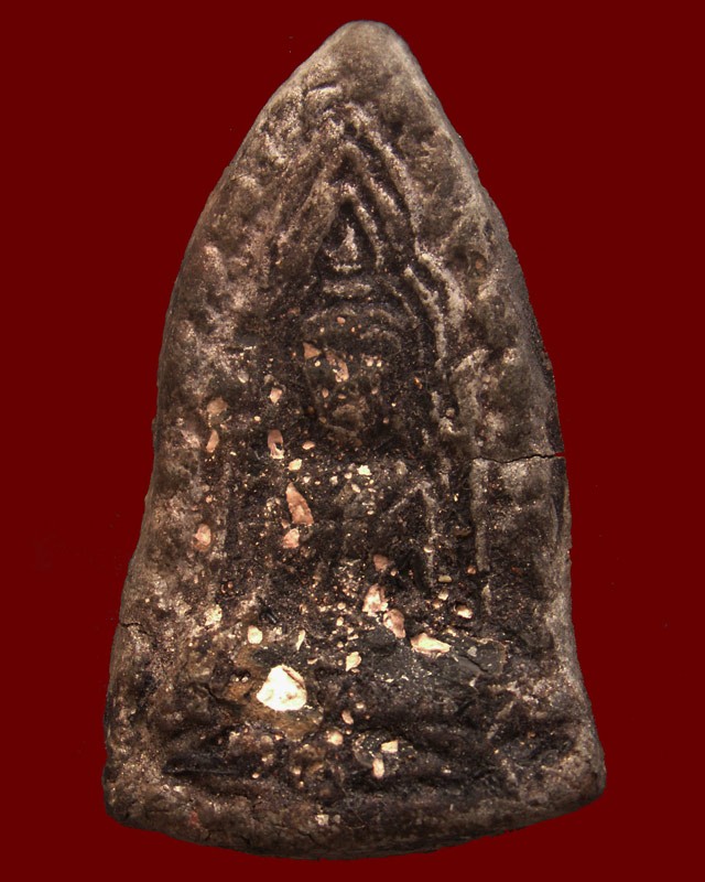 2.ขุนแผนอินโดจีนรุ่นแรก หลวงพ่อเต๋ คงทอง วัดสามง่าม เนื้อแดง พิมพ์มีกุมาร พ.ศ. 2484 เนื้อดินผสมผงพรายกุมารหลังยันต์