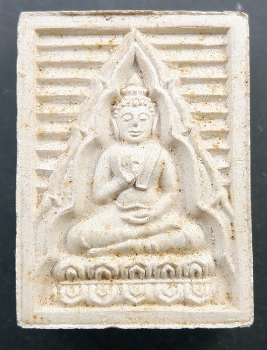 พระผงหลวงพ่อสดวัดปากน้ำ รุ่น 7 วัดปากน้ำภาษีเจริญ จ.กรุงเทพฯ พิมพ์หน้าอินเดีย เนื้อผงสีขาว ปี 2535