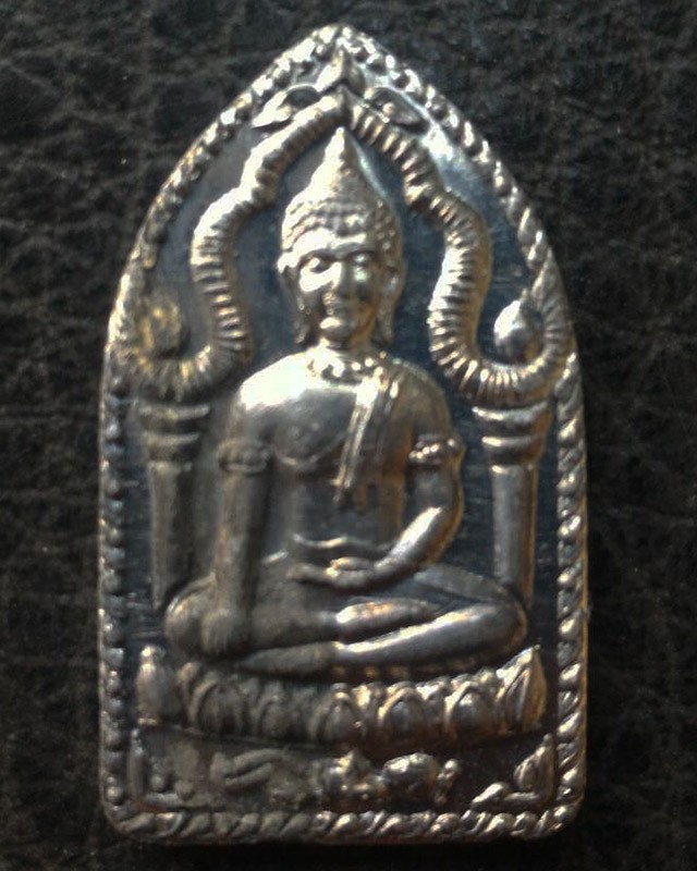 5.พระยอดขุนพลปั๊ม หลวงพ่อฑูรย์ วัดโพธินิมิตร เนื้อชินพิมพ์เล็ก พ.ศ. 2527 สูง 3 ซ.ม. สร้างจากเนื้อชินกรุเก่าที่ชำรุดแตกหัก