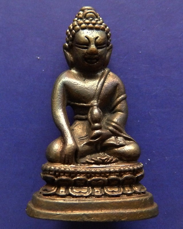 8.กริ่งพระพุทธนวมหาราชายุจฉับปริวัตนมงคล ในหลวงครบ 6 รอบ จัดสร้างโดยสำนักนายกรัฐมนตรี พ.ศ. 2542 กล่องเดิม