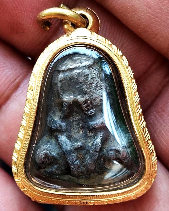 ปิดตาหลวงปู่เอี่ยม วัดหนัง เนื้อชินตะกั่ว พิมพ์นะหัวเข่าพิมพ์ใหญ่ ที่ 3 งานพัทยา 2548 ตลับทองกันน้ำสั่งทำ