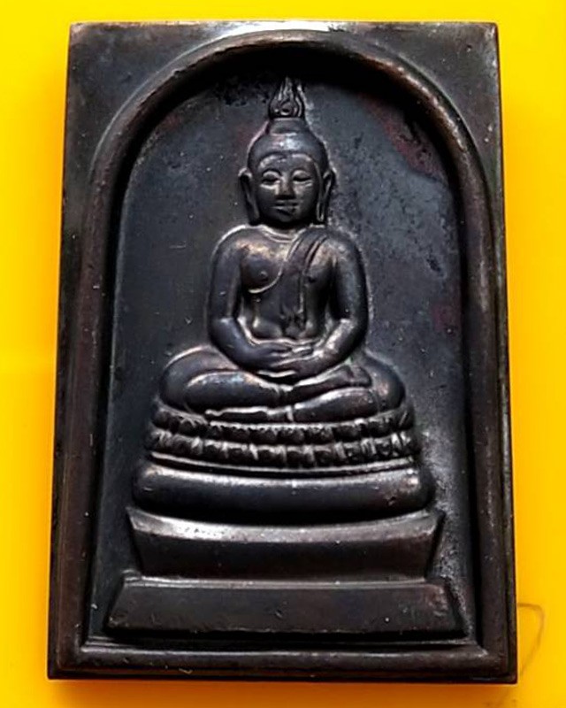 2.สมเด็จพระพุทธนวมหาราชายุจฉับปริวัตนมงคล ในหลวงครบ 6 รอบ จัดสร้างโดยสำนักนายกรัฐมนตรี พ.ศ. 2542 กล่องเดิม ตอกโค้ด