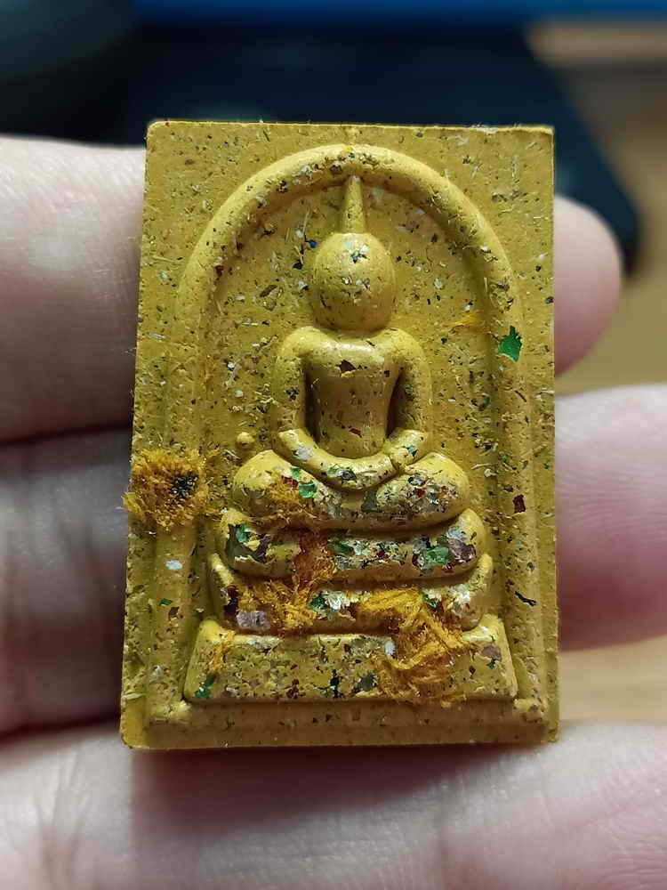 2-36 วัดใจ 100 พระสมเด็จพิมพ์ใหญ่ ฉลองวาระมงคล 9 รอบ หลวงปู่คีบ ธีรปัญโญ วัดป่าสุทธาวาส จ.นครพนม 2567 เนื้อเหลืองขมิ้น โรยมวลสาร หลังฝังสมเด็จ หมายเลข 59 กล่องเดิม