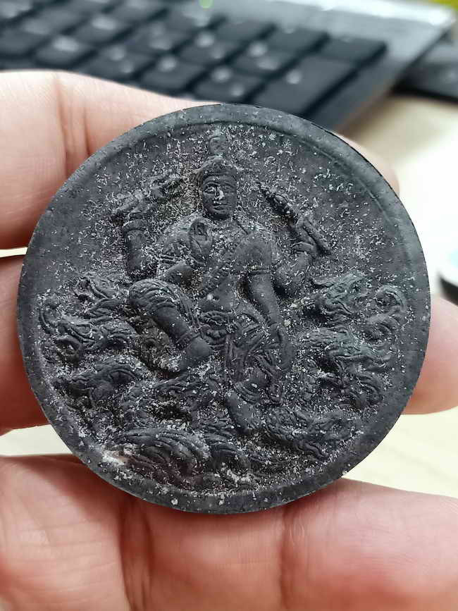 2-1858 G#4 วัดใจ 50 จตุคามรามเทพ รุ่นอริยทรัพย์ไหว้ครู 50 พระอาจารย์ประสูติ ปิยธัมโม วัดในเตา จังหวัดตรัง ปี 2550 ว่านดำ 5 cm. กล่องเดิม