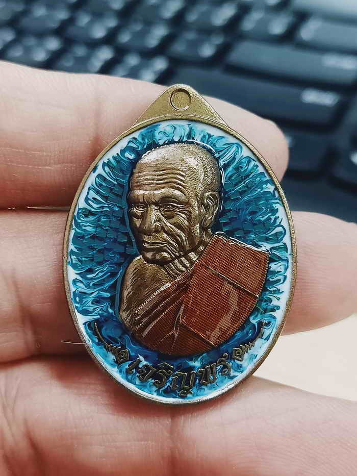 2-1173 วัดใจ 150 เหรียญเจริญพร หันข้าง หลวงพ่อเงิน พุทธโชติ วัดท้ายน้ำ จ.พิจิตร 2567 ชนวน ลงยาฟ้าขาว เรืองแสง หมายเลข 30 กล่องเดิม