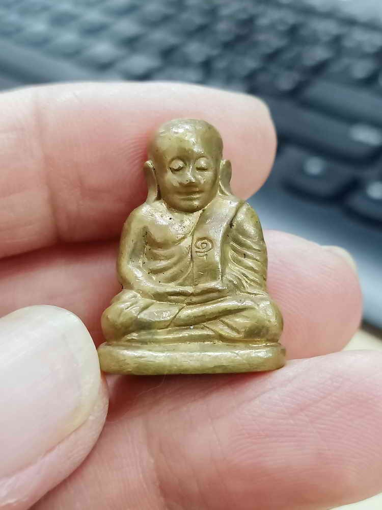 2-1797 วัดใจ 100 รูปหล่อหลวงพ่อเงิน รุ่นสร้างวิหาร วัดท้ายน้ำ จ.พิจิตร 2550 พิมพ์ใหญ่ สายสิญจน์ในพิธี ถุงแดงเดิม