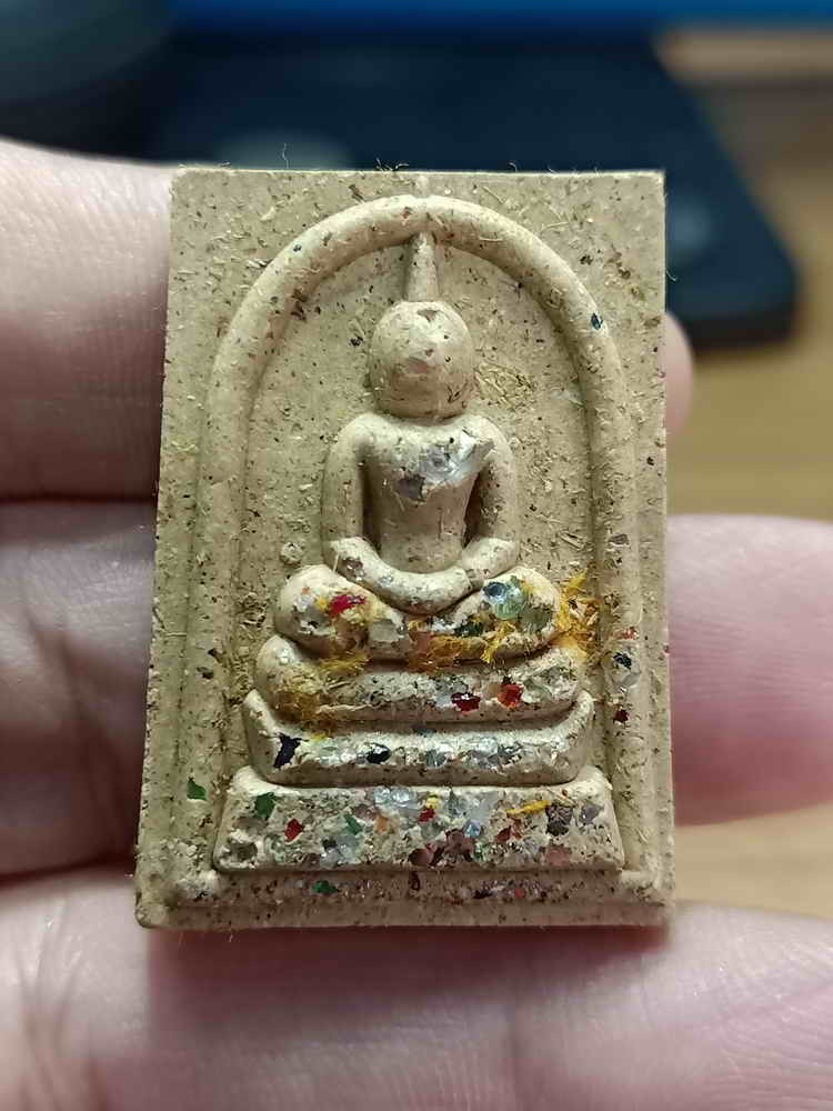 2-35 วัดใจ 100 พระสมเด็จพิมพ์ใหญ่ ฉลองวาระมงคล 9 รอบ หลวงปู่คีบ ธีรปัญโญ วัดป่าสุทธาวาส จ.นครพนม 2567 เนื้อเกสร โรยมวลสาร หลังฝังปรก หมายเลข 18 กล่องเดิม