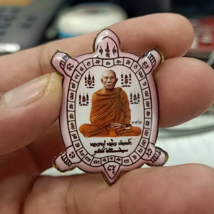 2-132 ล็อกเก็ตเต่ารวยไม่หยุด รุ่นเหลือกิน เหลือใช้ หลวงปู่หลิว ออกวัดสี่แยกเจริญพร ปี 2561 ฉากชมพู หลังทอง หมายเลข 192 ไม่หลุดมากันเลย กล่องเดิม